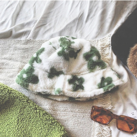 Accessories - 🆕️That IT GIRL Collection// Faux fur daisy Bucket hat